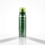 Флакон піни Alopel на білому тлі. Продукт ревіталізує волосся та регенерує шкіру голови, рекомендований при андрогенній алопеції.