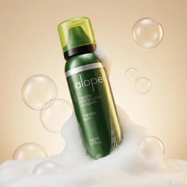 Флакон піни Alopel в оточенні мильних бульбашок. Ілюстрація легкої пінної текстури, яка швидко вбирається шкірою голови.