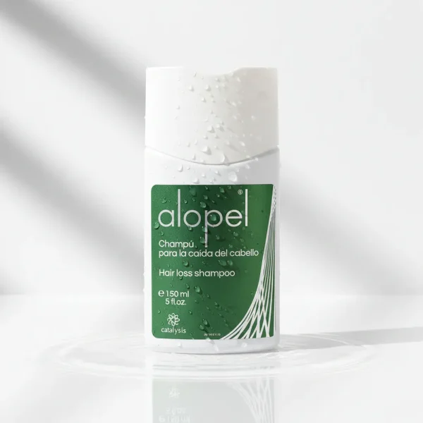 Флакон шампуню Alopel (150 мл) проти випадіння волосся. Формула підходить як чоловікам, так і жінкам для щоденного догляду за шкірою голови.