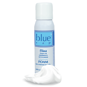 Флакон піни Blue Cap (100 мл) з текстурою піни поруч. Засіб для зовнішнього застосування при псоріазі, себореї та екземі, що знімає свербіж та лущення.
