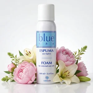 Флакон піни Blue Cap в оточенні ніжних квітів. Ілюстрація дбайливого догляду за чутливою шкірою, усунення подразнень та відновлення бар'єру.