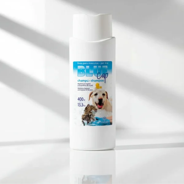 Флакон шампуню Blue Cap для домашніх тварин. Допомагає при проблемах зі шкірою, свербежі та лущенні у собак і котів.