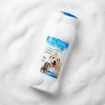 Флакон Blue Cap на фоні густої піни. Ілюстрація м'якої очищувальної дії шампуню для чутливої шкіри тварин.