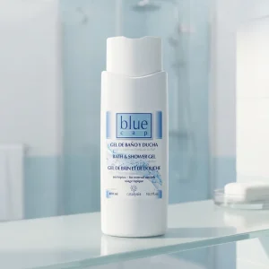 Флакон гелю Blue Cap у інтер'єрі ванної кімнати. М'яка формула для регулярного використання, яка не пересушує шкіру та підтримує її гідроліпідний баланс.