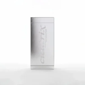 Срібляста картонна упаковка крему Cicatrix для корекції шрамів та рубців.