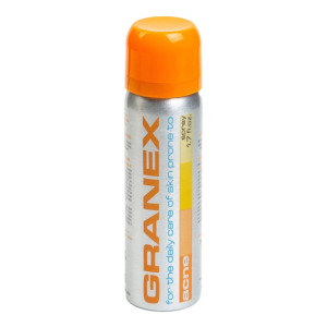 Сріблястий флакон спрею Granex 50 мл з помаранчевою кришкою для щоденного догляду за шкірою, схильною до акне.