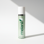 Флакон крему проти пігментних плям Melanil об'ємом 50 мл із зручним дозатором.
