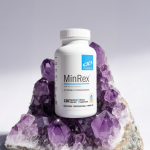 Флакон Xymogen MinRex, розташований на великому кристалі аметисту. Ілюстрація природного походження та мінеральної основи добавки.