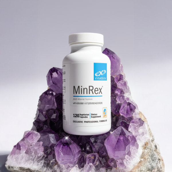 Флакон Xymogen MinRex, розташований на великому кристалі аметисту. Ілюстрація природного походження та мінеральної основи добавки.