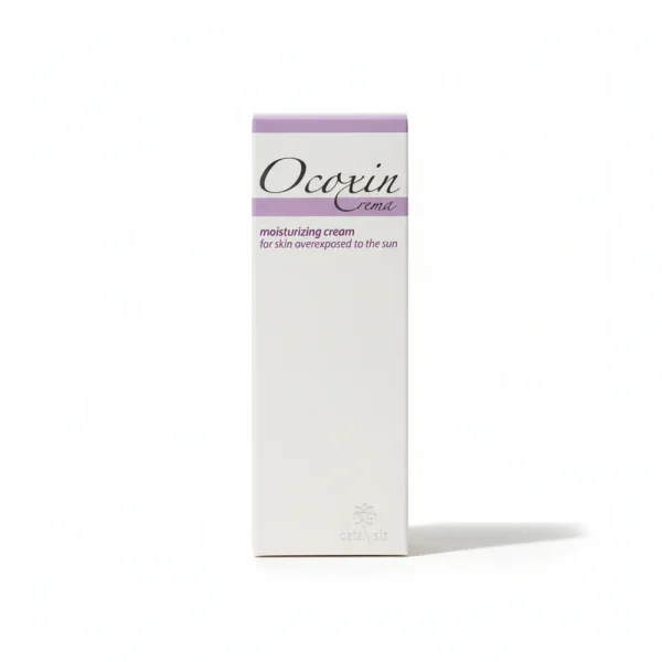 Бічна сторона упаковки крему Ококсин з повним переліком інгредієнтів та інструкцією з використання для пошкодженої сонцем шкіри.