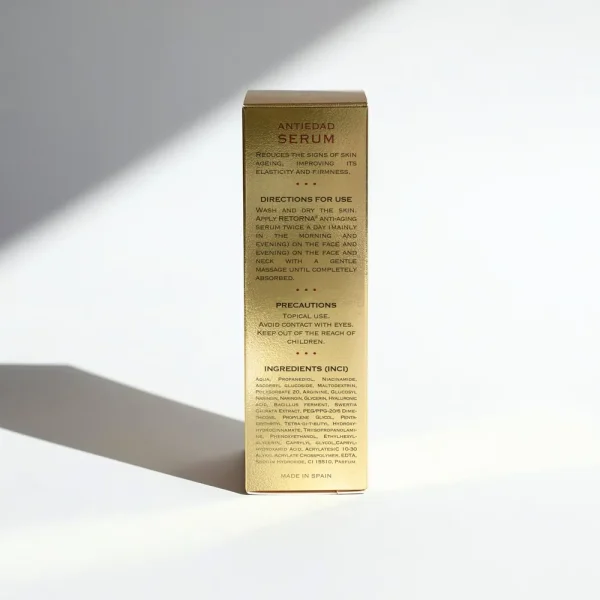 Естетичне фото флакона антивікової сироватки Retorna на мушлі, що демонструє золотисту текстуру засобу.