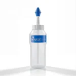 Гнучка пляшка Sinusalt для промивання носа об'ємом 250 мл. Оснащена спеціальною насадкою для комфортної та ефективної іригації.