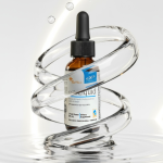 Флакон Xymogen D3 Liquid в оточенні прозорих вихорів, що ілюструє рідку міцелізовану формулу вітаміну D3 для кращого засвоєння.