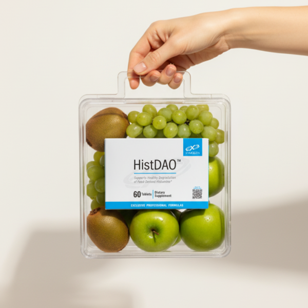 Упаковка HistDAO в оточенні зелених фруктів (ківі, яблука, виноград). Ілюстрація допомоги при вживанні продуктів, багатих на гістамін.