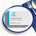 Упаковка ProbioMax Daily 30B на обідній тарілці. Ілюстрація включення пробіотиків у щоденний раціон для покращення травлення.