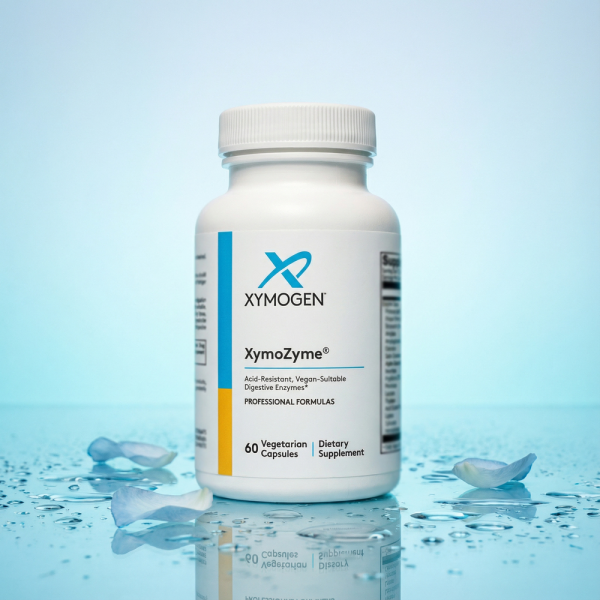 Художнє фото Xymogen XymoZyme на блакитному тлі з пелюстками та краплями води. Професійна формула для здоров'я ШКТ.