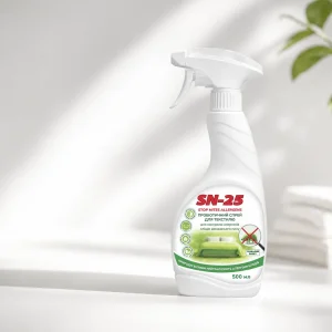 Пляшка пробіотичного спрею для текстилю SN-25 Stop Mites Allergens 500 мл на світлій поверхні з рушниками й рослиною на задньому плані