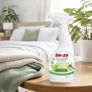 Спрей SN-25 Stop Mites Allergens на дерев'яному столику біля ліжка зі складеним текстилем