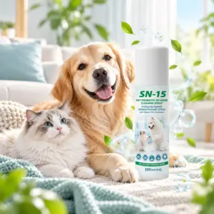 Золотистий ретривер і кіт лежать на пледі, поруч флакон SN-15 Pet Probiotic No Rinse Cleaning Spray 200 мл — очищувальний пробіотичний спрей для тварин без змивання