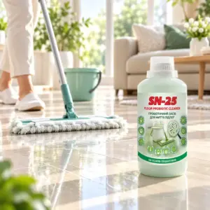 Пляшка SN-25 Floor Probiotic Cleaner 1000 мл на блискучій плитці, на фоні жінка миє підлогу шваброю з відром — пробіотичний засіб для миття підлог